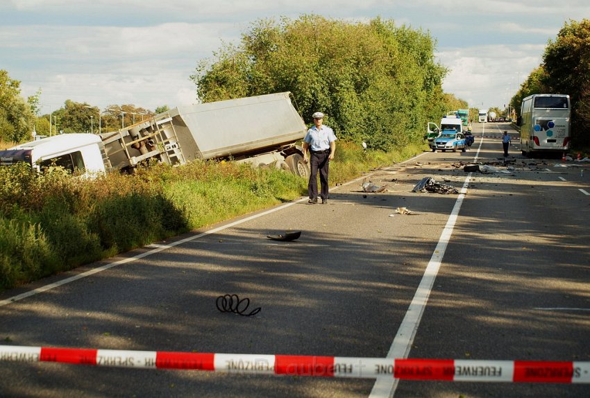 Schwerer VU Koeln Immendorf Kerkraderstr P041.JPG